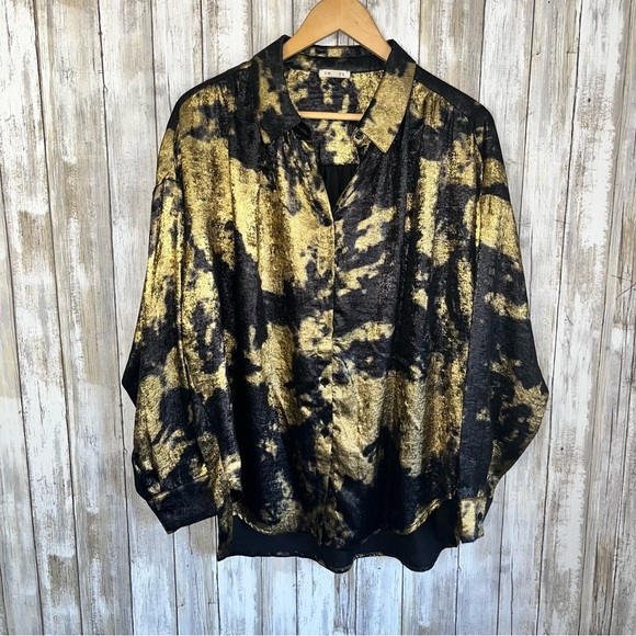 Jodifl Metallic Gold & Black Oversized Button Up - Picture 2 of 8
